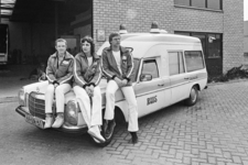 HvW-26038003 Dierenambulance. Bert Ruis (rechts) in gezelschap van enkele medewerkers van zijn Ambulancebedrijf, dat ...